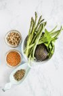 Овощные ингредиенты для хумуса на поверхности белого мрамора — стоковое фото