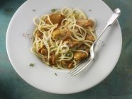 Pasta de espaguetis con hongos erizo - foto de stock