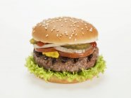 Hamburger avec tomate sur blanc — Photo de stock