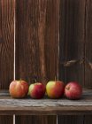 Linha de maçãs frescas — Fotografia de Stock