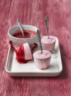 Closeup view of homemade strawberry ice lollies with strawberry sauce — Stock Photo