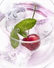 Glas Wasser mit Kirsche — Stockfoto