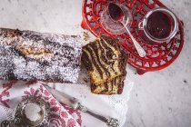 Мармуровий торт зі сливовим джемом — стокове фото
