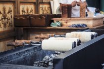 Крупним планом вид на кулінарію Куртоскаляк на емберах у хлібопекарні — стокове фото