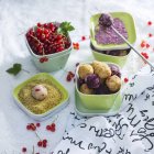 Nahaufnahme veganer Bällchen mit Quinoa und roten Johannisbeeren im Pistazien-Hibiskusmantel — Stockfoto