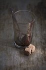 Nahaufnahme von Kaffeerückständen in einem Glas mit braunen Zuckerwürfeln — Stockfoto