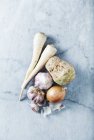 Сельдерей, петрушка, чеснок и лук на мраморном фоне — стоковое фото