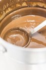 Molho de chocolate em panela com concha — Fotografia de Stock