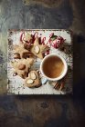 Tazza di caffè espresso con biscotti — Foto stock