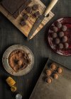 Trufas de chocolate em madeira — Fotografia de Stock