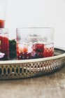 Вид крупным планом ягодного напитка с кубиками льда — стоковое фото