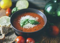 Sopa de tomate con queso - foto de stock