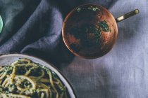 Спагетти с песто — стоковое фото