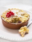 Closeup view of red currants on crumble pie — Stock Photo