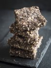Vue rapprochée de la pile de graines de pavot sans gluten et de tranches de pomme — Photo de stock