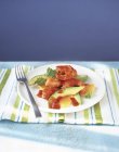 Garnelen mit Avocado und Orange — Stockfoto