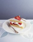 Slice of Victoria sponge cake — Stock Photo