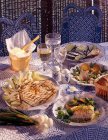 Vista diurna del merluzzo bianco con capesante e brill sulla tavola apparecchiata — Foto stock