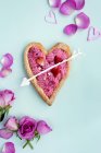 Draufsicht auf herzförmigen Blätterteig, gefüllt mit Rosencreme für den Valentinstag — Stockfoto