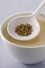 Білий спаржевий суп з кмином — стокове фото