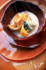 Nahaufnahme von Pfirsichsuppe mit Safran und Süßwasserfisch — Stockfoto