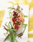 Rebanada de carne frita con verduras en plato blanco - foto de stock