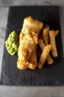 Vista superior de peixe frito com molho e batatas fritas — Fotografia de Stock