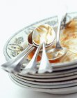 Vista da vicino di piatti e cucchiai sporchi accatastati — Foto stock