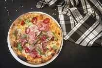 Pizza com presunto e foguete — Fotografia de Stock