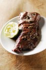 Flank with lemon and green pepper sauce — Stock Photo