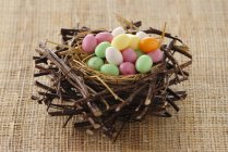 Крупный план красочных пасхальных яиц в гнезде — стоковое фото