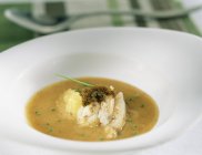 Vista ravvicinata della zuppa di granchi con caviale ed erbe aromatiche — Foto stock