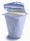 Contenitore aperto di yogurt normale con zero per cento di grassi — Foto stock