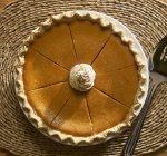Тыквенный пирог на тарелке — стоковое фото