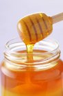 Cuchara de miel de madera - foto de stock
