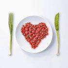 Серце з літніми фруктами на білій тарілці — стокове фото