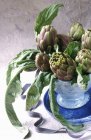 Artichauts poivrade dans un vase en céramique — Photo de stock