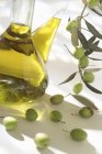 Bouteille d'huile d'olive — Photo de stock
