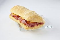 Манхеттен сендвіч на тарілку — стокове фото