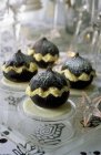 Figues avec mousse au chocolat blanc — Photo de stock
