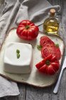 Veganer Mozzarella mit Tomaten — Stockfoto