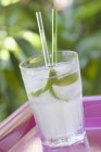 Cocktail in vetro con ghiaccio — Foto stock