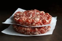 Due hamburger di manzo crudo fatto a mano — Foto stock