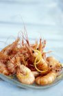 Crevettes frites à l'huile avec zeste de citron — Photo de stock