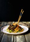 Pan-fried udon noodles with beef — Stock Photo