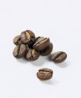 Granos de café crudos - foto de stock