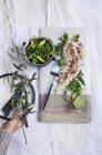 Риба і чіпси з квітковим салатом — стокове фото