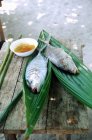Сырая рыба и маринад — стоковое фото