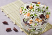 Salade de pois et carottes — Photo de stock