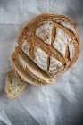 Свежеиспечённый хлеб из теста — стоковое фото